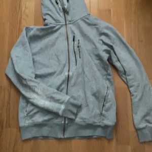 Sail racing tröja - Säljer en sail racing zip Hoodie i använt skick. Den har lite slitningar på armen men annars bra skick. Säljer billigt därav