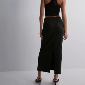 Nelly kjol 🤙🏾😻 - Nelly beige maxikjol i storlek L 💕 Passar både M-XL 💗💗