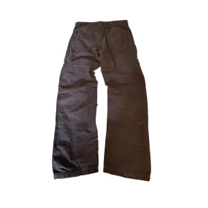 vintage solblekta cargo byxor - 100% bomull, rätt bra skick, strl 31/32, passar dig med midjemått 31-32. DM för mått