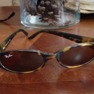 Vintage rayban  - Ett par vintage rayban sidestreet som aldrig är använda med köpta second hand. Bra skick förutom att glaset möjligtvis behöver bytas ut då de är med styrka. Medföljer även ett rayban fodral till