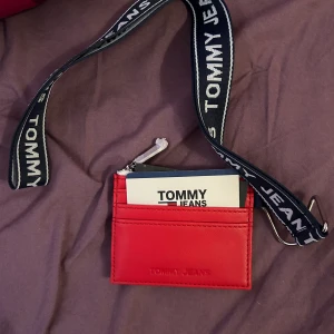Tommy Hilfiger korthållare i läder - Köpte från UO. Aldrig använt! Kommer med band