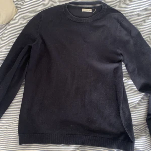 Två st finstickade tröjor  - Säljer dessa två finstickade tröjor i storlek 164-170. De är i bra skick och kommer sälja båda för 150. Den blåa är från mango och den gråa är från HM.😎