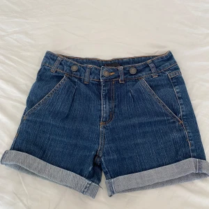 Super mina mörkblåa shorts💋 - Jättefina shorts i storlek S. Använda 1 gång. Du kan vika upp och ner shortsen och skyster längden på dem som du ser på bilderna💗