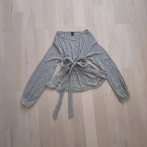 Träja med knytband - Skön peplum tröja med knytband. 