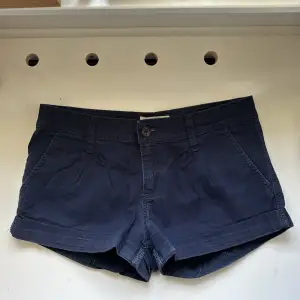 Mörkblåa shorts från Abercrombie Kids i storlek 14 år, motsvarar en storlek xs i dam skulle jag säga. Fint skick och superklassisk modell på dem!
