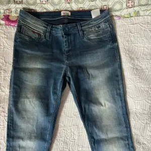 Väldigt fina Tommy Hilfiger jeans, knappt använda, i storlek 30/30