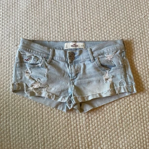 Lågmidjade hollister shorts  - Säljer mina lågmidjade hollister shorts. Säljer + frakten. Hör av er vid fler frågor💕