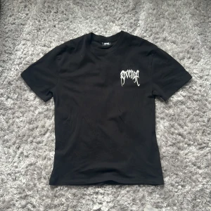 Revenge x Playboy Svart Vit Bunny/Kanin T-shirt Storlek S - Säljer denna tvär feta revenge (xxxtentacion) tshirten, ny pris är runt 1k på stockX!, har haft den länge men måste rensa min garderob, 10/10 skick! Svin nice en av mina favoriter. Levererar samma dag me instabox innan kl 22, samma dag me postnord 18