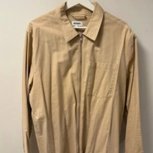 Vårjacka (Helt oanvänd)  - Najs vårjacka i en beigefärg!  Säljer åt min bror som köpte för stor storlek. Det är en M men skulle säga att den är oversized. 