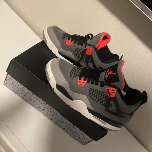  Air Jordan 4 Retro 'Infrared - Populära Jordans i fint skick köpte förra året i NY. Nypris 4000kr  Sparsamt använda med nått litet märke som går att fixa 