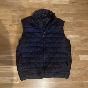VÄST - Hej, Säljer Zara västen då den var för stor för mig tyvärr,  riktig snygg och stilig väst. Västen är knappt andvänd väldigt bra skick hör av er om ni har frågor // Fredrik