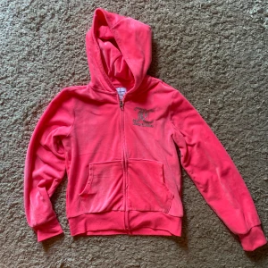 Juicy Couture set  - Rosa Juicy Couture set för barn💞Jättefint skick! Finns en minimal fläck på byxorna med det går säkert bort med lite fläckmedel😊 storleken motsvarar ungefär storlek 140.