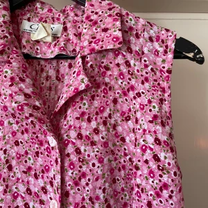 Vintage retro 50-tal blommig klänning  - Fin blommig klänning i lite glansigt material Köp bet frakt