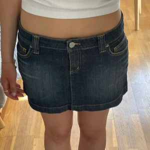 Jeanskjol - Superfin jeanskjol som ja säljer då den tyvärr inte passade mig. Super fint skick! 💕