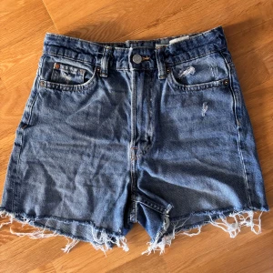 Jeans shorts - Egna klippta shorts från jeans, säljes pga inte passar mig längre  Fortfarande bra skick och supersköna! 
