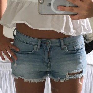 Lågmidjade jeansshorts från hm - Säljer dom för att de är lite för små och behöver pengar till sommaren 💕😋