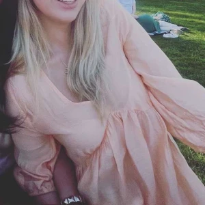 Hm klänning  - Säljer denna jättefina aprikos färgade klänning från hm då den inte riktigt va min stil🧡