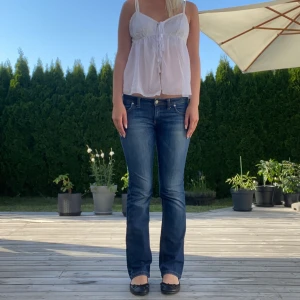 Jeans  - Superfina jeans som jag köpt här på plick men var tycärr för små för mig💜 super fint skick inga slitningar💜 midja 37cm innerbenslängden 76cm💜