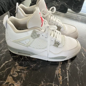 Jordan 4 oreo - Säljer ett par jordans 4 oreo white. Köpta av en kompis för länge sedan och har inte kvitto. Pris kan diskuteras