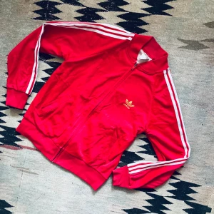 Vintage 70-tal adidas vct jacka tröja y2k zip - Helt otrolig kultförklarad zip tröja från adidas  70-tal Storlek S Storlek XS/S  Längd 56cm Bredd 44cm Ärmlängd 44cm