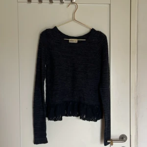 Marinblå Sweater från Hollister - Söt sweater från Hollister. Den är i ganska tunt material och de är lite spetsdetaljer i slutet på den. Bra skick💗(den ser typ svart ut på de 2 första bilderna men den är mörkblå)🫶🏼