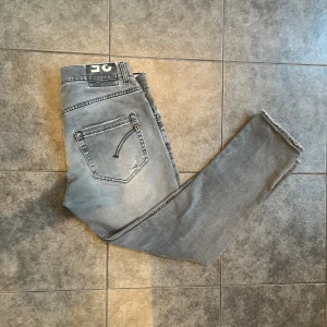 Dondup jeans - Ett par dondup jeans i storlek 35 (sitter som 33) fina slitningar på jeansen som är design, skick 9/10