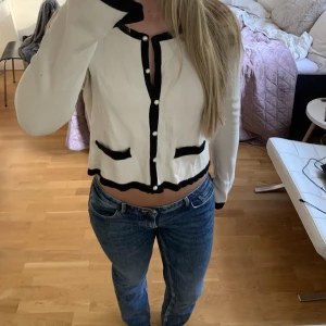 Zara cardigan - En cardigan från zara, jättebra skick! Storlek L men är mer som S/M