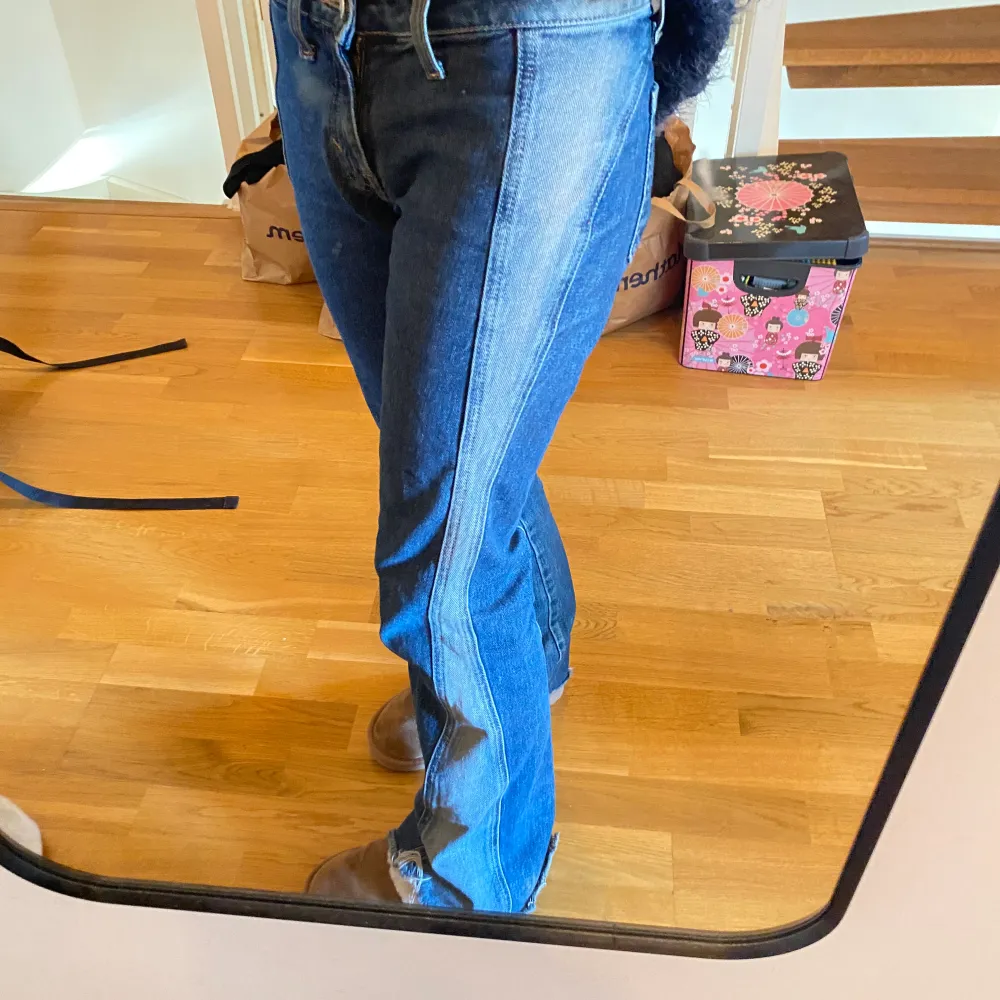Jätte snygga jeasn storlek 23 i midjan men klippta för att passa ngn runt 1,57 så rätt korta. Jeans & Byxor.
