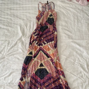 Lång somrig klänning - Rigtigt fin lång somrig klänning med 2 slits på framsidan. Storlek 34 