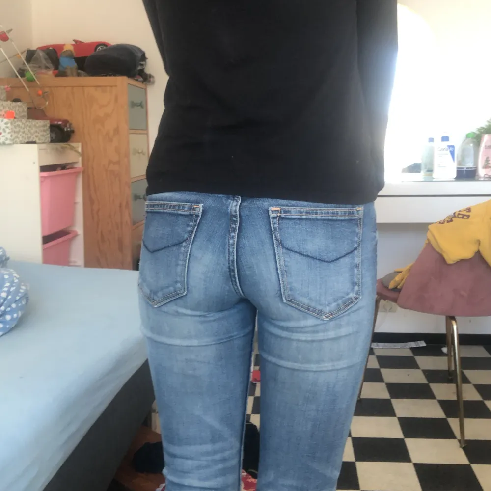 Hej säljer dessa jätte fina crocker jeans  bout cut, säljer för dem inte kommer till användning fint skick inga defekter jag är 158 är lite längre på bena men de funkar men midja är 26 och ben 33  hör av dig vid minsta intresse❤️☺️tar Swish!❤️. Jeans & Byxor.