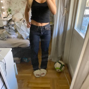 Levis jeans lågmidjade  - Säljer dessa Levis jeans i bra sick i storlek s