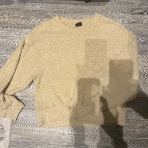tröja - Beige lite fluffig/mjuk tröja i jättefint skick