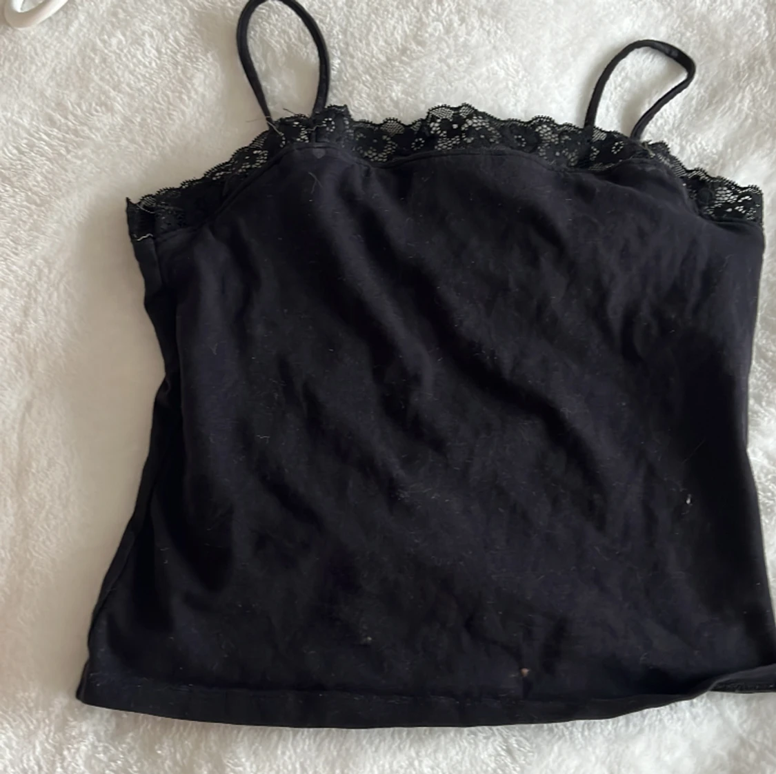 Ett svart spets linne