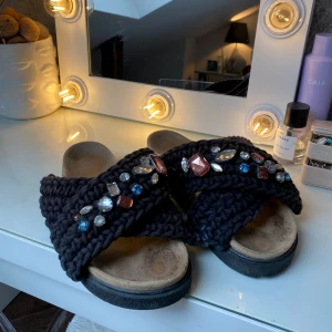 Inuikii tofflor  - Säljer mina fina Inuikii tofflor! Superfina till sommaren😍 Skorna är inte i nyskick så därav det billiga priset. Syns på sulan att de är använda men är inte på något annat sätt trasiga💕