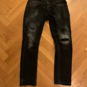 Dondup george - Tja, säljer dessa asgrymma dondup jeansen med feta slitningar. De sitter lite stora och är i storlek 31. De är i bra kondition och annda sparsamt. Mer bilder och info finns i dm.🤝