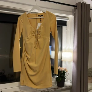 Klänning - Sommarklänning från Zara, köpt för ett år sen men inte kommit till användning tyvärr🧡🧡Köpt för 399