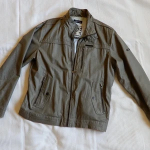 Vårjacka - Hej, säljer denna herrjacka pågrund av att den blivit för liten, jätte fin och ingen defekter på den alls. Perfekt vår och höst jacka, vind säker, varm. Passar någon som är ca 180-183 och är i storlek S.