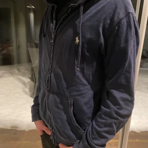 Ralph lauren zip hoodie - Köpte denna tröja från Ralph lauren förra året för 2000kr. Säljer den då jag behöver pengar och den passar mig inte längre. Killen på bilden är 184 och skulle säga den passar nån som är från 180 till 190. Skriv priv för äktebevis och andra frågor🙂