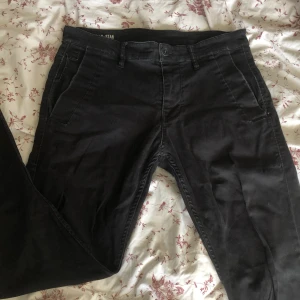 Svarta herr jeans - Bra skick, inga defekter. Väldigt skönt material dom är inte för jeansiga. Har skön passform