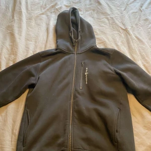 Sail Racing hoodie - Säljer denna huvtröja från Sail Racing. Storlek M.  Använd men i bra skick.