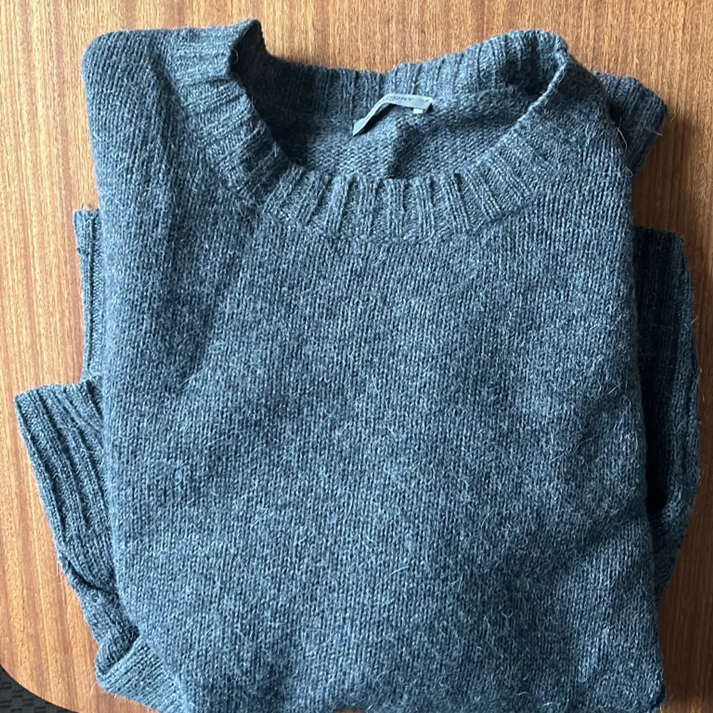 Grå stickad tröja från Hunkydory. Strl XS (mer som en S). 70% lammull, 20% alpacka, 10% nylon. Mycket gott skick.. Tröjor & Koftor.