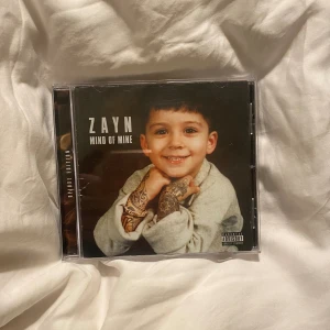 Mind of mine- zayn cd-skiva  - En cd-skiva men zayns första album som soloartist. Själva skivan är oanvänd men omslaget är lite slitet.