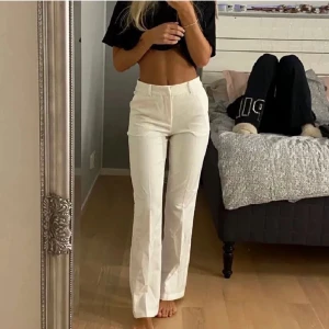 Vita kostymbyxor  - Vita kostymbyxor från bikbok i storlek 34  Obs lånade bilder!!💥