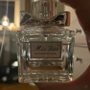 Miss Dior Blooming Bouquet 50ml - 50ml Miss dior parfym sparsamt använd, nypris ligger på runt 1000kr.