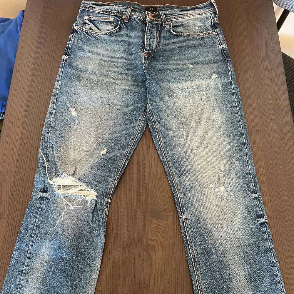 Fräscha straight jeans med slitningar från River Island Aldrig använda  Cond 10/10 Storlek W32/L32, straight passform . Jeans & Byxor.