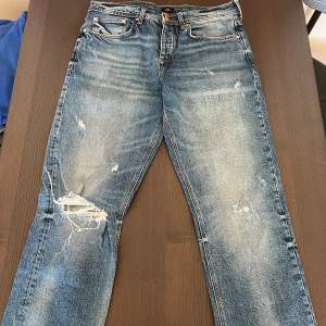 Fräscha straight jeans med slitningar från River Island Aldrig använda  Cond 10/10 Storlek W32/L32, straight passform 