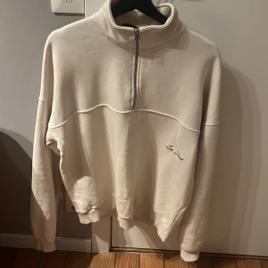 Les deux halfzip i storlek M. Bra skick däremot saknas tygbiten med märket som ska sitta på dragkedjan. - Storlek M
