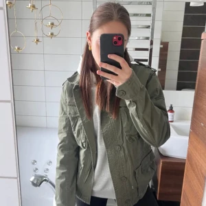 Militärgrön jacka  - Jättebra skick 💕🙌🏼