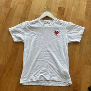 CDG T-shirt  - Storlek Small | fint skick | skriv om du har några fler funderingar 