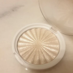 Highlighter OFRA glazed donut - En frostvit pärlemor nyans för ljusa hudtoner. Superfin!! Har endast swatchat den med borste men inte riktigt min nyans💕